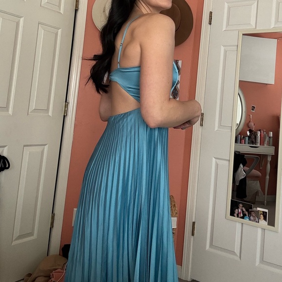 🌟 NWT Abercrombie The A&F Giselle Clasp Back Pleated Midi Dress Blue 🌟 - Picture 3 of 9